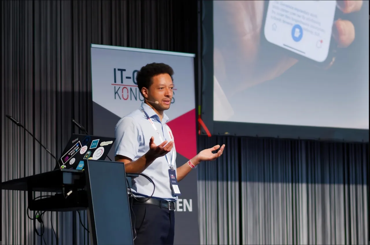 Raffael Weiß spricht auf der Bühne des IT-GRC Kongresses